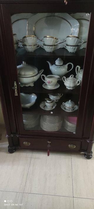 Mueble más vajilla con oro de 24 kilates