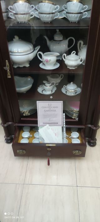 Mueble más vajilla con oro de 24 kilates