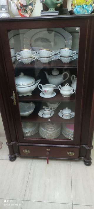 Mueble más vajilla con oro de 24 kilates