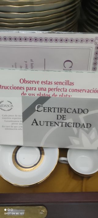 Mueble más vajilla con oro de 24 kilates