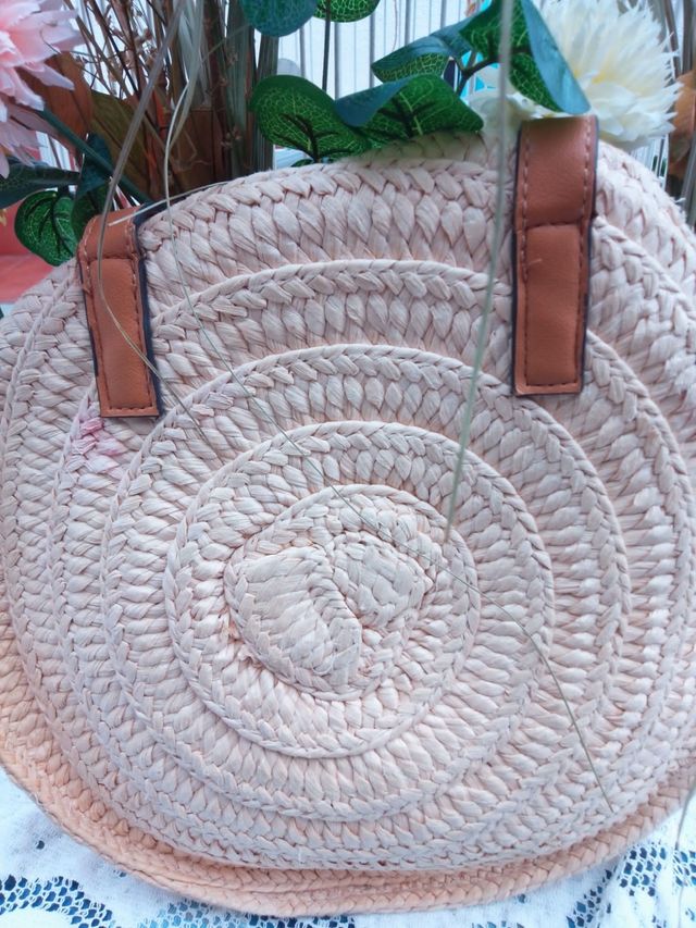 Bolsa e cesta de ráfia decorada