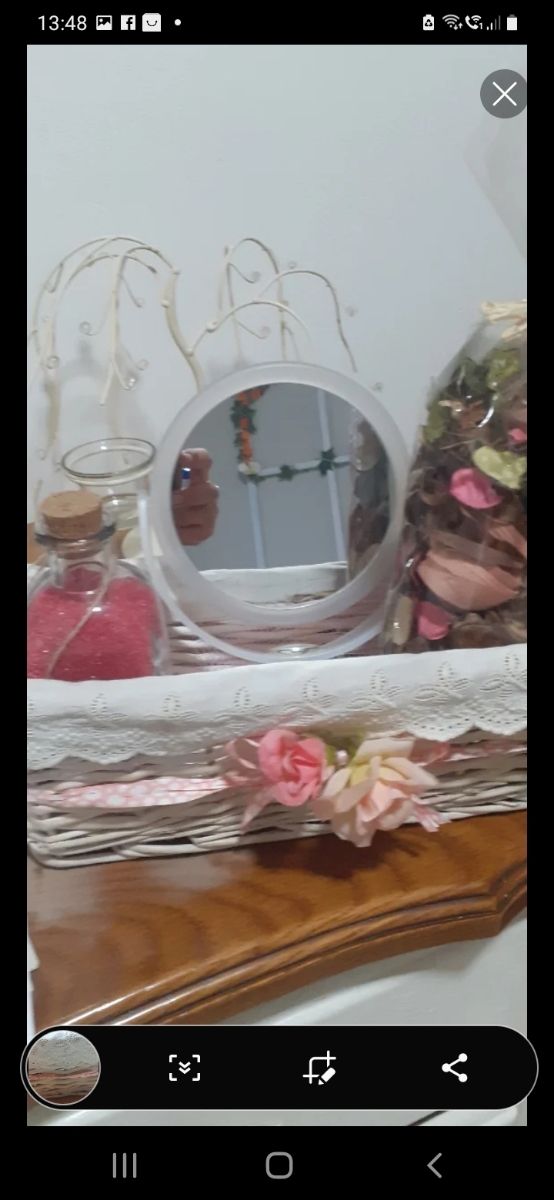 Bolsa e cesta de ráfia decorada