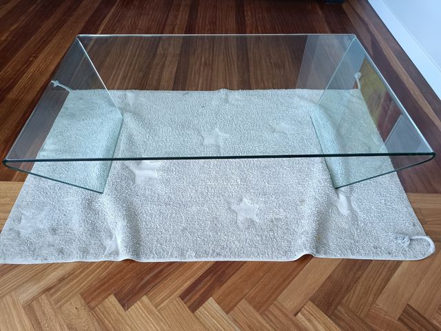 Mesa baja de diseño en cristal templado
