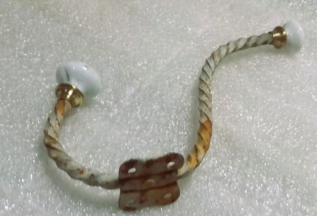 🔸 Suporte para roupas.