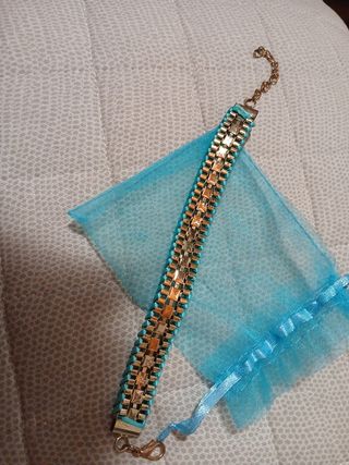 Braccialetto azzurro con pietre e tessut