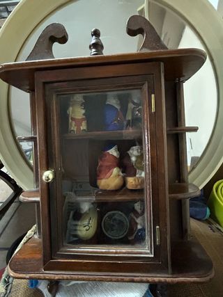 Elegante vitrina de madera con puerta de cristal 