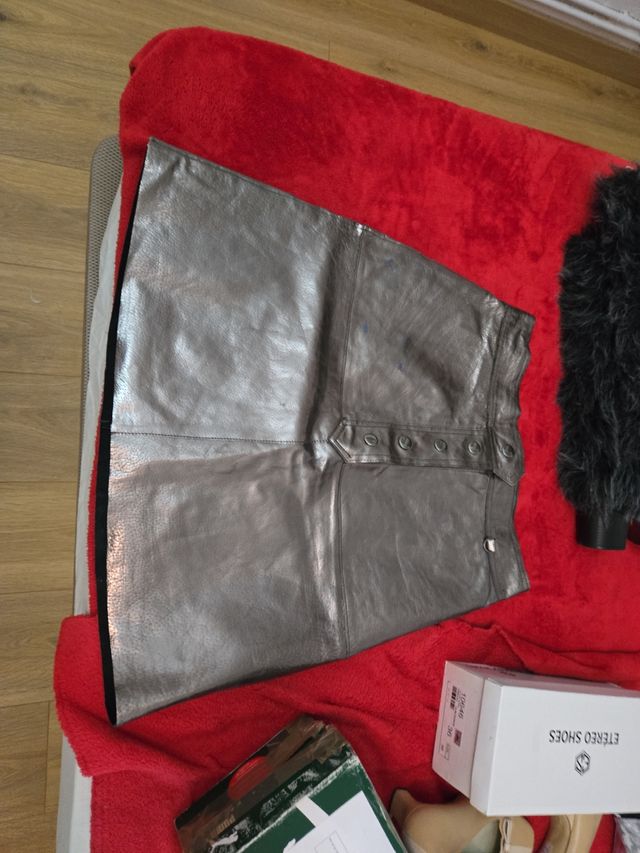 Falda piel con forro.