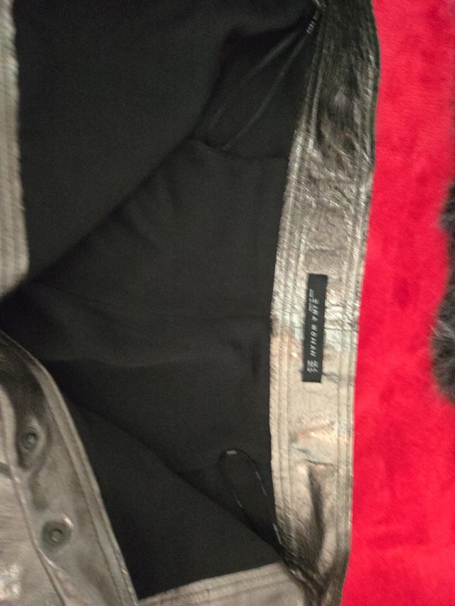 Falda piel con forro.