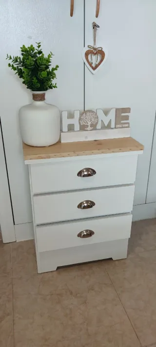 Mesita de noche blanca tapa pino natural.