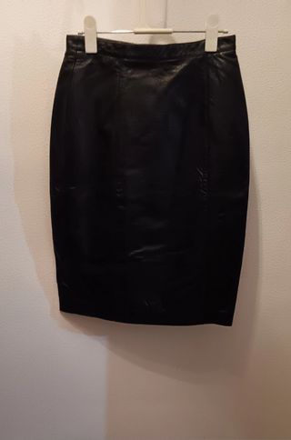Falda de piel negra nueva