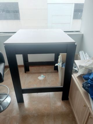 Mesa alta con butacas