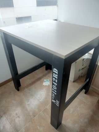 Mesa alta con butacas