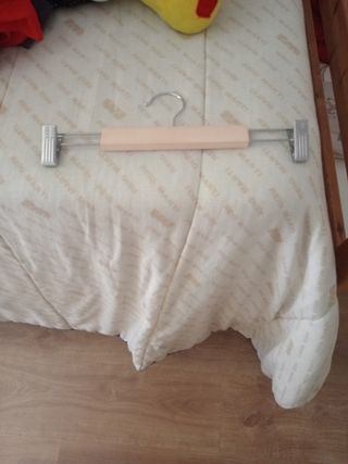 Perchas de pinza de madera y metal