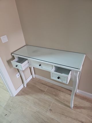 Tocador vintage con cristal.