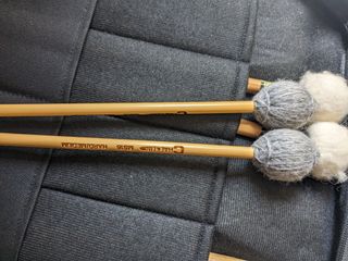 Baquetas timbal, caja, marimba y libro