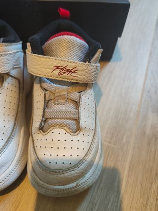 Scarpe Jordan con strappo 26