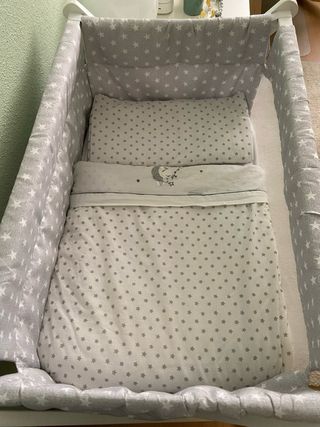 Minicuna de madera blanca