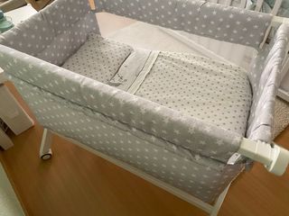 Minicuna de madera blanca