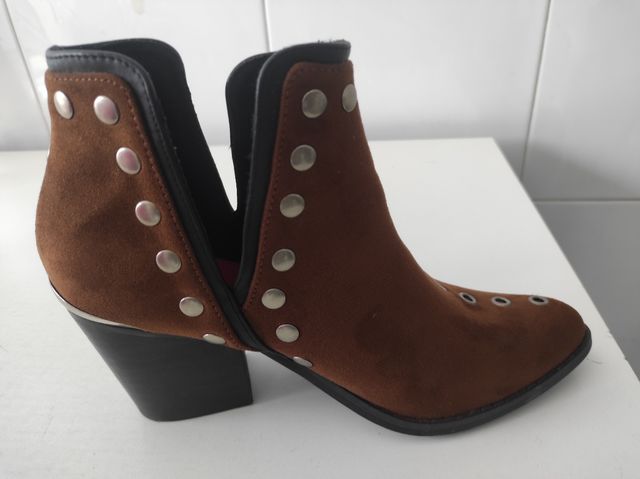 Botines de ante con tachuelas
