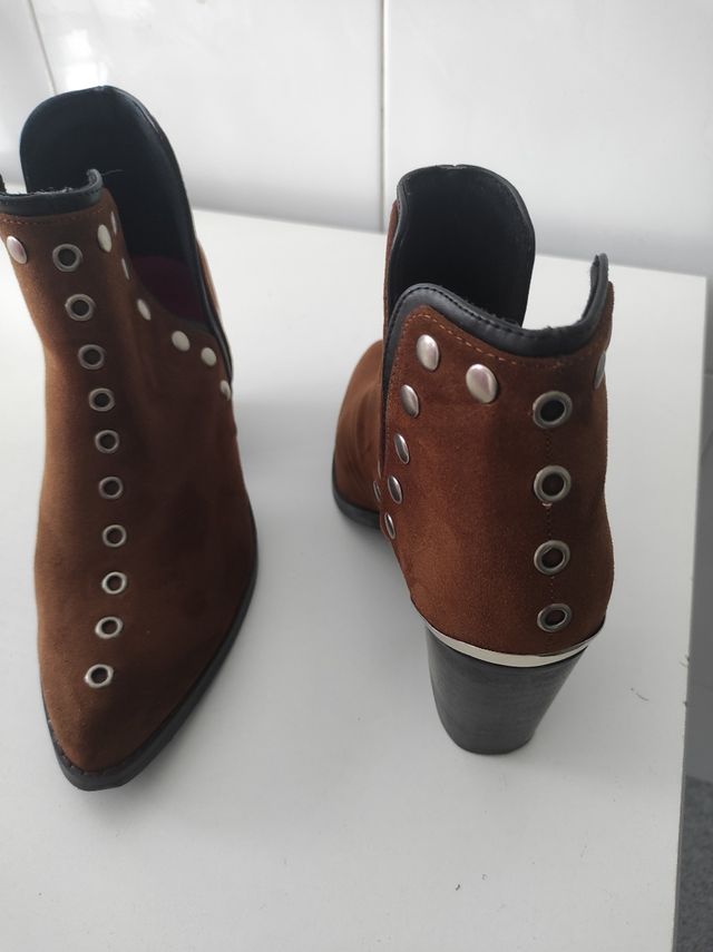 Botines de ante con tachuelas