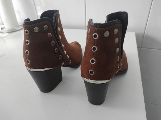 Botines de ante con tachuelas