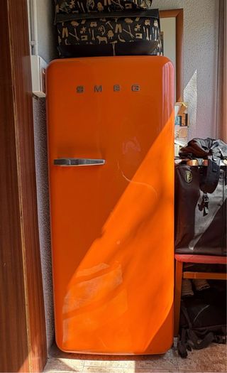 Nevera SMEG color naranja