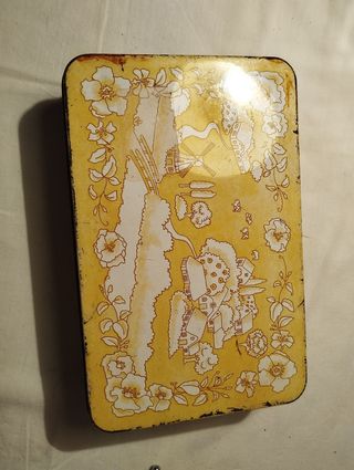 Antigua caja de chapa