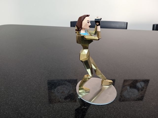 figura resina tomb raider lara croft midas oro