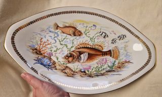 Antigua fuente de porcelana francesa con peces