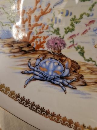 Antigua fuente de porcelana francesa con peces