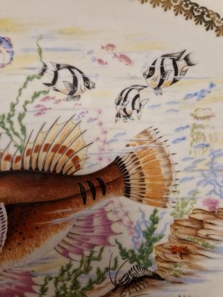 Antigua fuente de porcelana francesa con peces