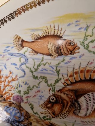 Antigua fuente de porcelana francesa con peces