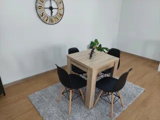 mesa extensible cambria +4 sillas negras