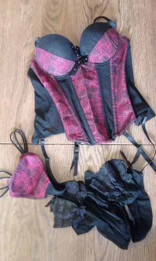Lencería sexy con tanga y medias. S