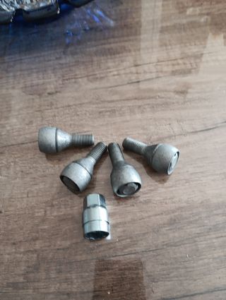 Tornillos antirrobo para las ruedas