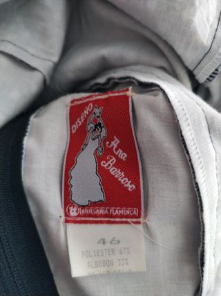 Traje faralaes tres capas de volantes.