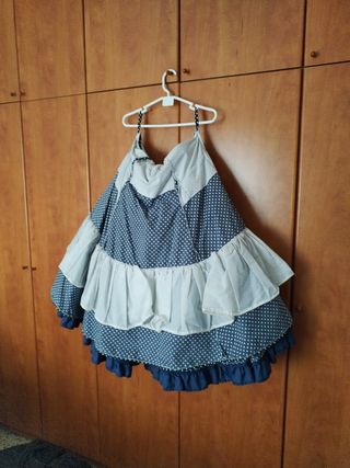 Traje faralaes tres capas de volantes.