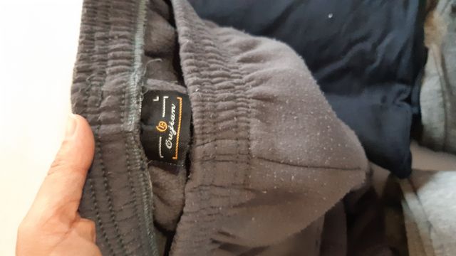 Due paia pantaloni L uomo di tuta