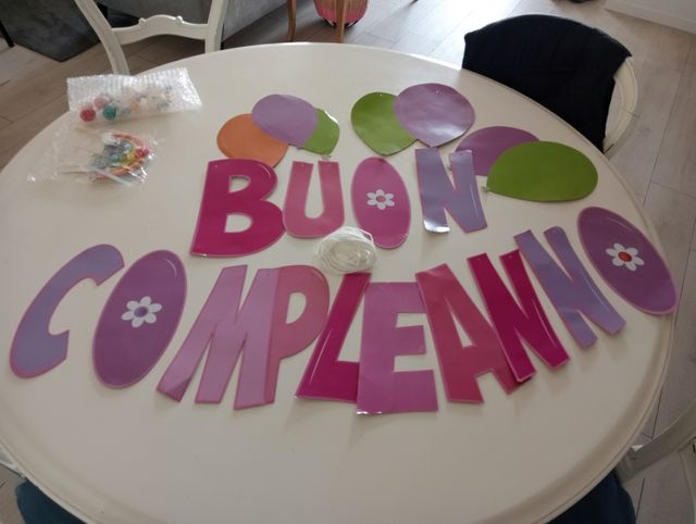 Scritta buon compleanno e decorazioni