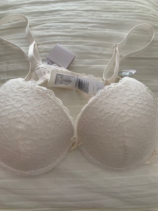 Sujetador con etiqueta