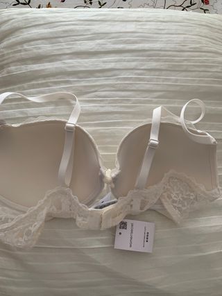 Sujetador con etiqueta