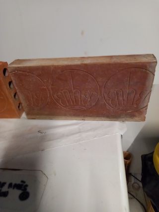 Ladrillos Grabados con el Anagrama -Enher'