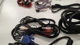 Cables y adaptadores variados