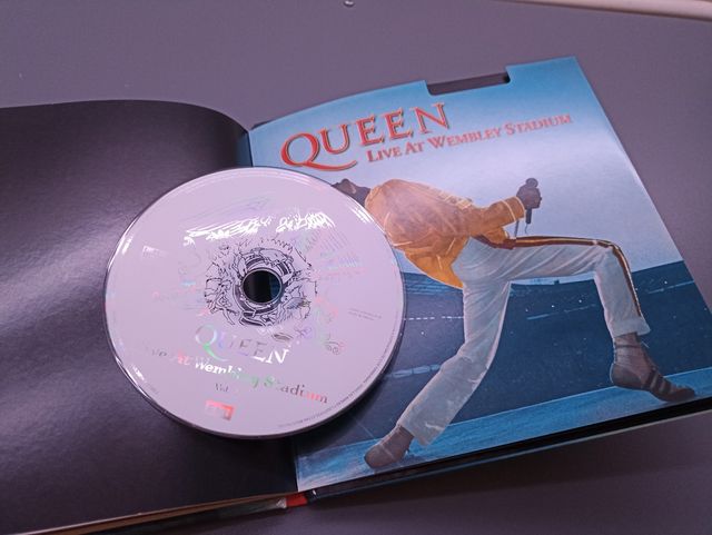 Discografía Queen con libro y CDs