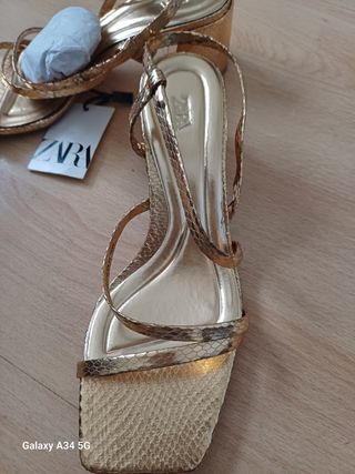 Sandalias doradas Zara Nuevas