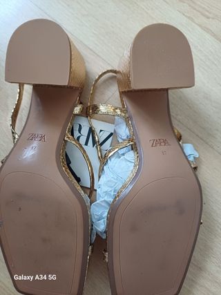 Sandalias doradas Zara Nuevas