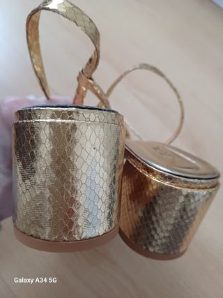 Sandalias doradas Zara Nuevas