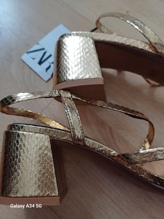 Sandalias doradas Zara Nuevas