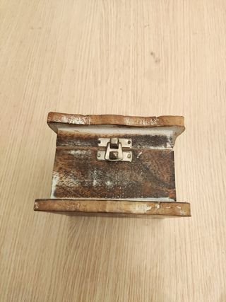 Caja pequeña de madera con relieves