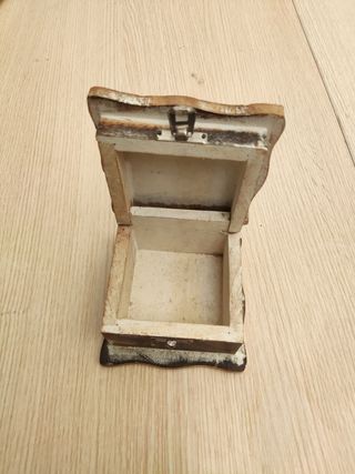 Caja pequeña de madera con relieves